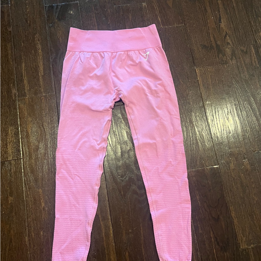 cute very vibrant and pretty pink leggings!!